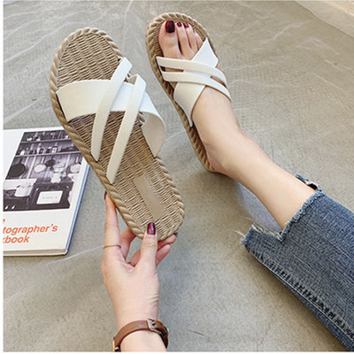 Įprastos moteriškos vasarinės šlepetės lygiais padais