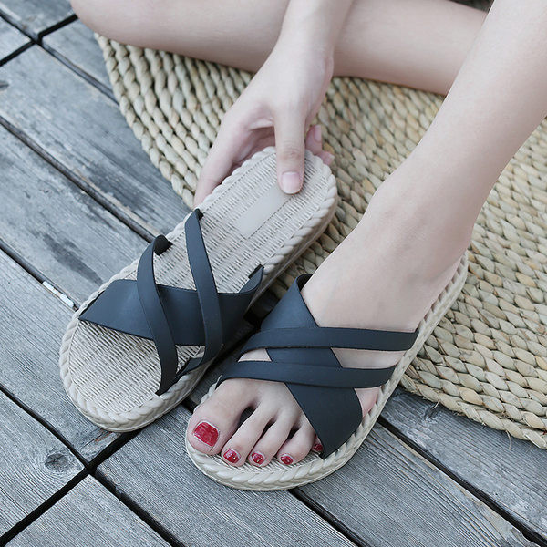 Įprastos moteriškos vasarinės šlepetės lygiais padais