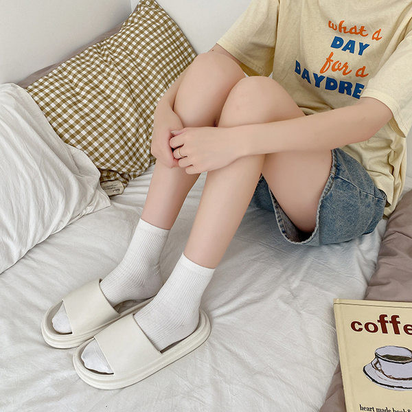 Novi model ženskih jednobojnih papuča sa ravnim đonom