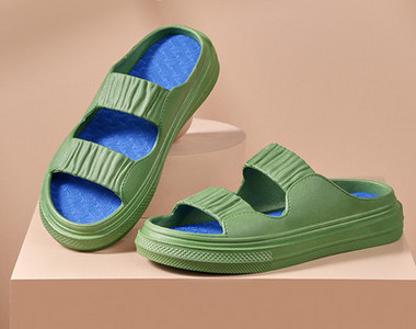 Moteriškos laisvalaikio šlepetės su sulenktomis tekstilinėmis petnešėlėmis