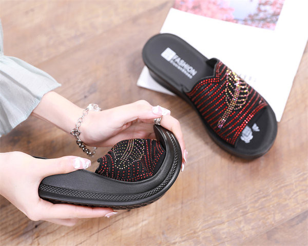 Dekoratiivkividega naiste sussid