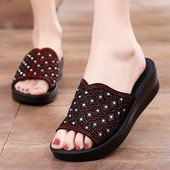 Moteriškos šlepetės su dekoratyviniais akmenimis ir platforma