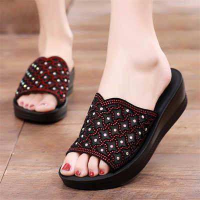 Moteriškos šlepetės su dekoratyviniais akmenimis ir platforma