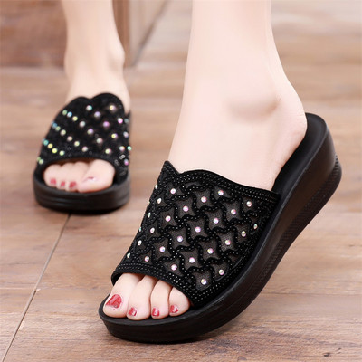 Moteriškos šlepetės su dekoratyviniais akmenimis ir platforma