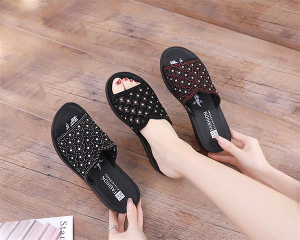 Moteriškos šlepetės su dekoratyviniais akmenimis ir platforma