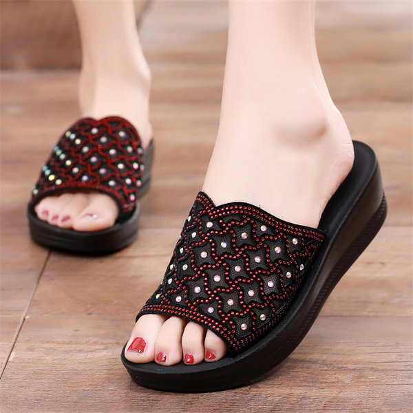 Moteriškos šlepetės su dekoratyviniais akmenimis ir platforma