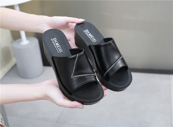 Ženske kožne papuče s visokom platformom 6 cm i ukrasnim kamenčićima