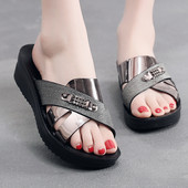 Ležerne papuče s metalnim ukrasom i platformom od 4 cm