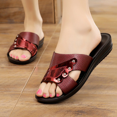 Γυναικείες παντόφλες λουστρίνι και διακοσμητικές