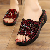 Moteriškos šlepetės su akmenukais ir platforma 5 cm