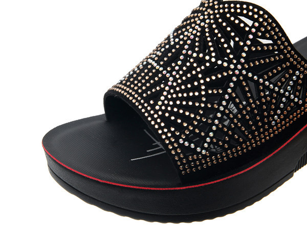 Moteriškos šlepetės su akmenukais ir platforma 5 cm