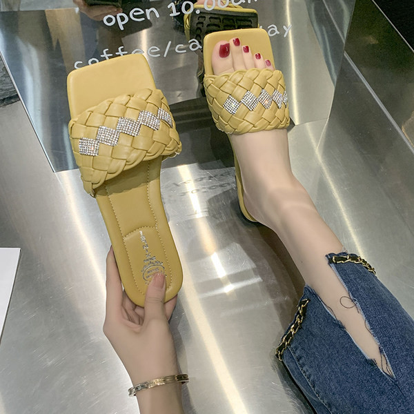 Ljetne papuče od umjetne kože s ravnim potplatom