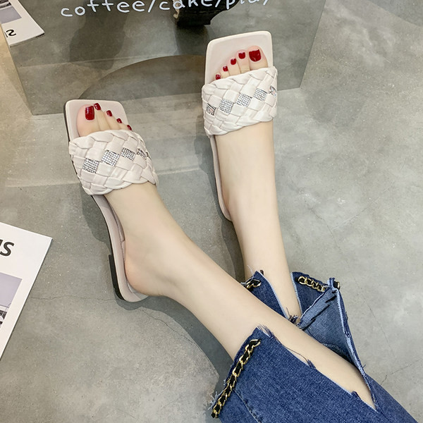 Ljetne papuče od umjetne kože s ravnim potplatom