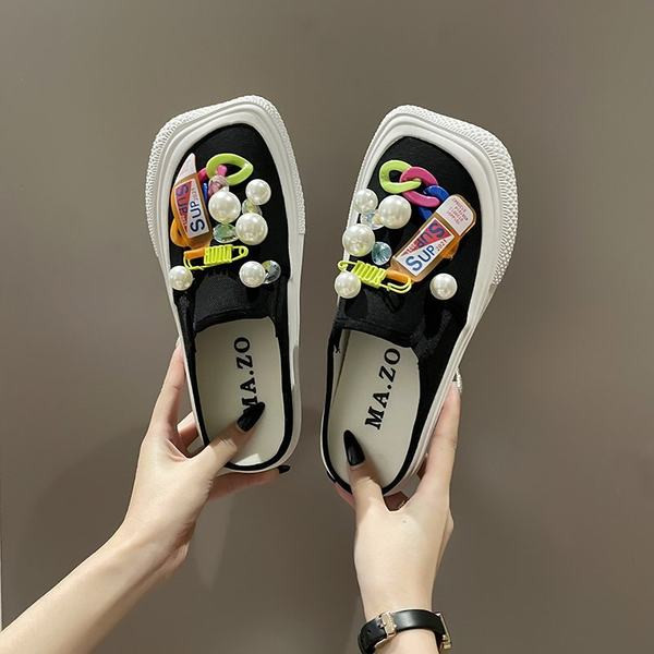 Naiste kandilised pärldekooriga tekstiilist sussid