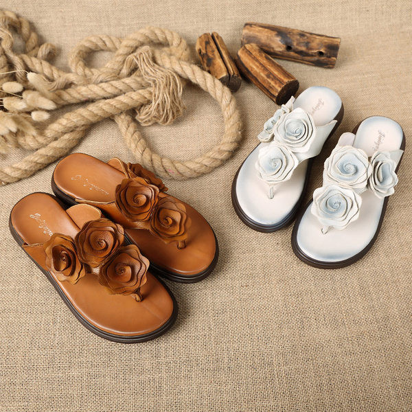 Γυναικείες παντόφλες πάνω από τα δάχτυλα των ποδιών με τρισδιάστατα λουλούδια