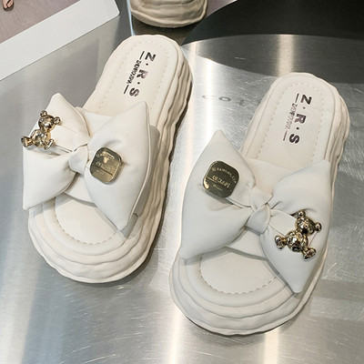 Volüümika paela ja dekoratiivsete elementidega naiste sussid