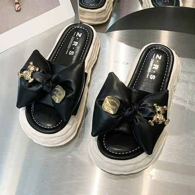 Volüümika paela ja dekoratiivsete elementidega naiste sussid