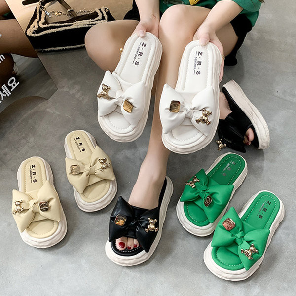 Volüümika paela ja dekoratiivsete elementidega naiste sussid