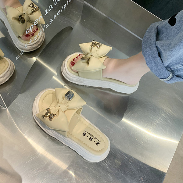 Volüümika paela ja dekoratiivsete elementidega naiste sussid