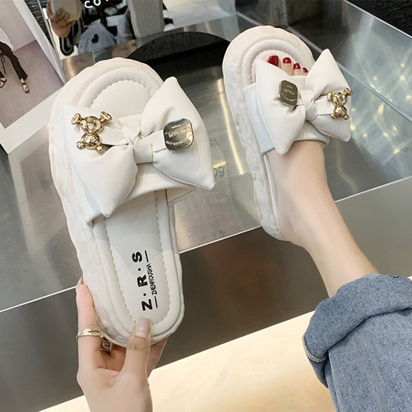 Volüümika paela ja dekoratiivsete elementidega naiste sussid