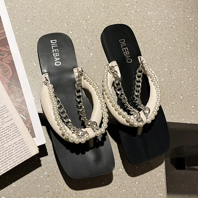 Ženske papuče između vrhova s biserima i metalnim lančićem