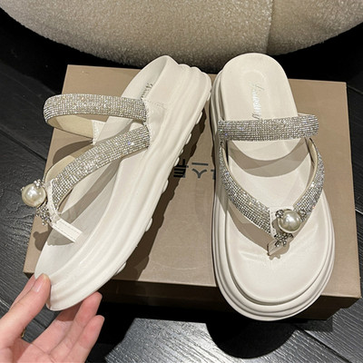 Svakodnevne papuče s kamenčićima kroz prste