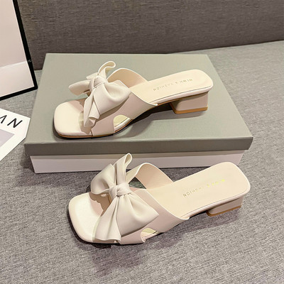 Naujo modelio moteriškos šlepetės su kvadratiniu kulnu ir kaspinu