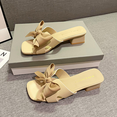 Naujo modelio moteriškos šlepetės su kvadratiniu kulnu ir kaspinu