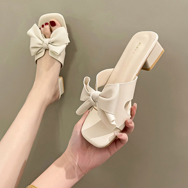 Naujo modelio moteriškos šlepetės su kvadratiniu kulnu ir kaspinu