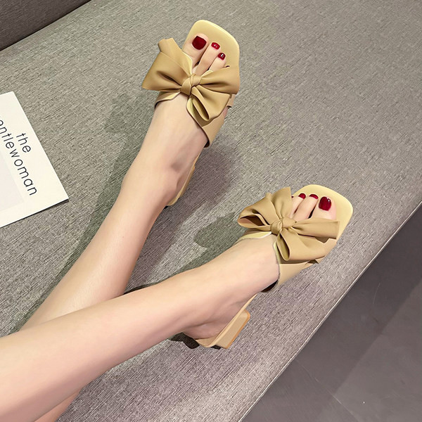 Naujo modelio moteriškos šlepetės su kvadratiniu kulnu ir kaspinu