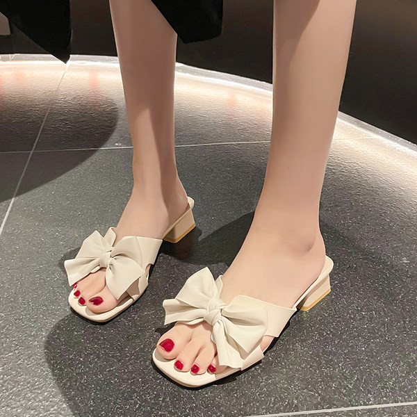 Naujo modelio moteriškos šlepetės su kvadratiniu kulnu ir kaspinu