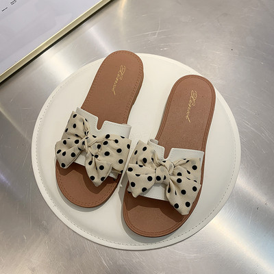 Igapäevaseks kasutamiseks sobivad paela ja lameda tallaga naiste sussid