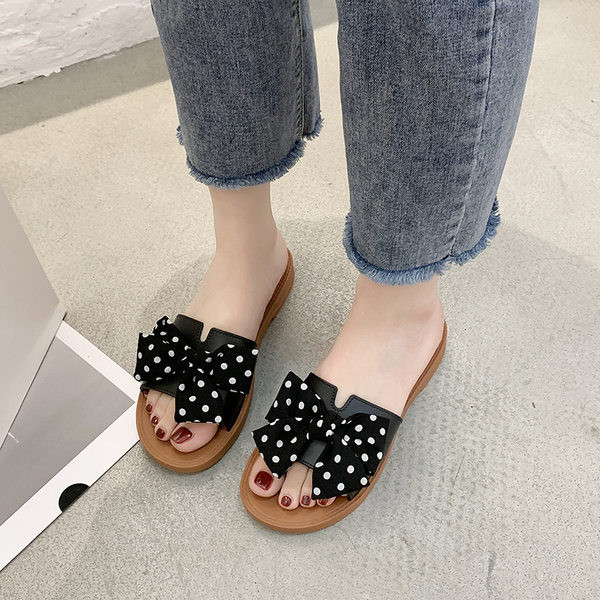 Igapäevaseks kasutamiseks sobivad paela ja lameda tallaga naiste sussid