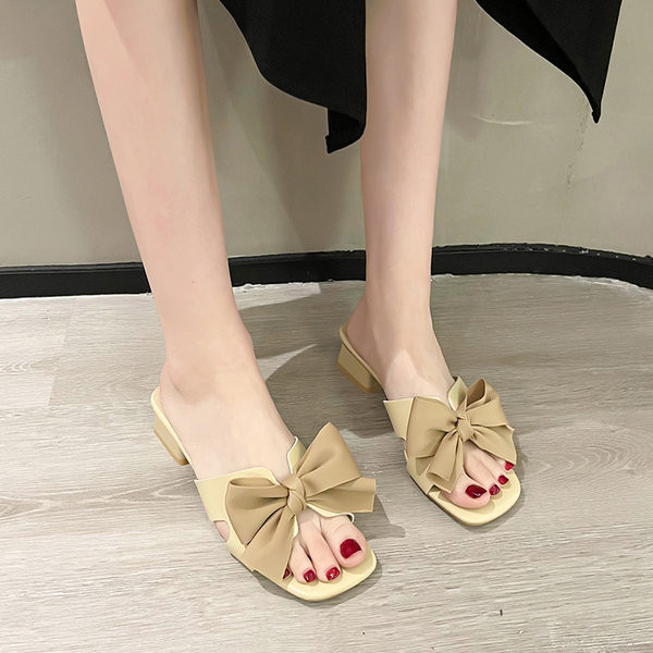 Γυναικείες παντόφλες από έκο δέρμα με κορδέλα και χοντρό τετράγωνο τακούνι 4,5 cm