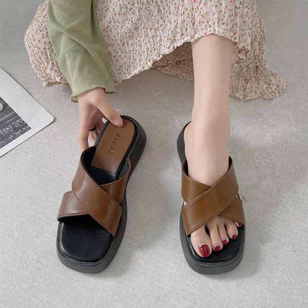 Ristirihmadega vabaaja sussid - valmistatud ökonahast