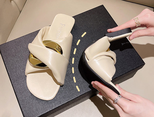 Μοντέρνες γυναικείες παντόφλες με δερμάτινα λουριά - πολλά χρώματα