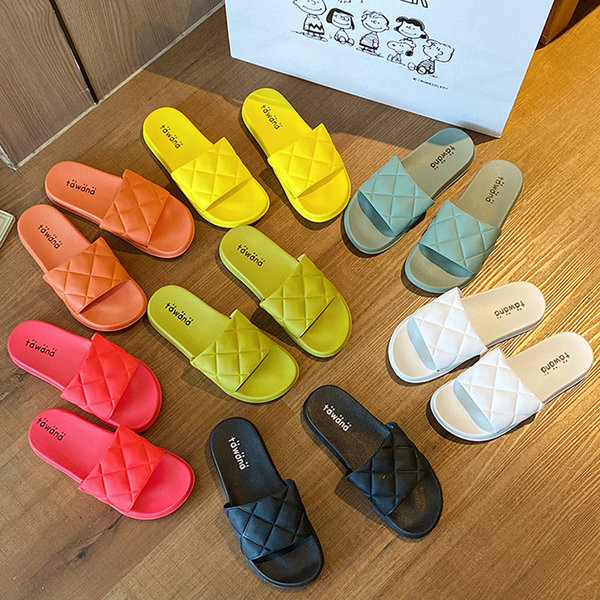 Mitmes värvitoonis lameda tallaga naiste sussid