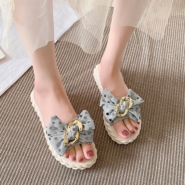 Ženske papuče s ravnim potplatom, trakom i metalnim elementom