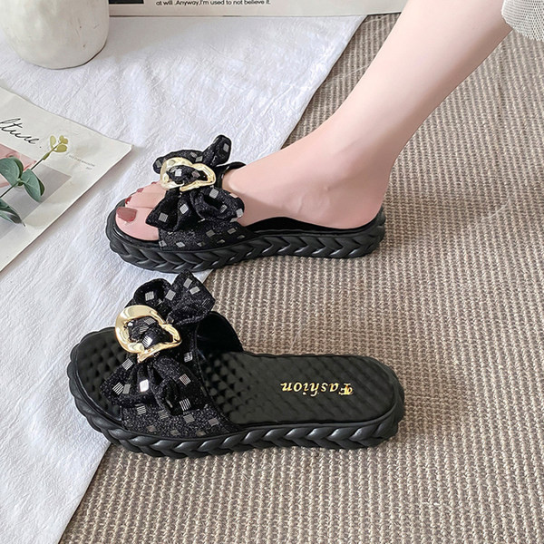 Ženske papuče s ravnim potplatom, trakom i metalnim elementom