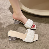 Γυναικείες παντόφλες με χοντρό διάφανο τακούνι και λουράκι με μαζεμένο αποτέλεσμα