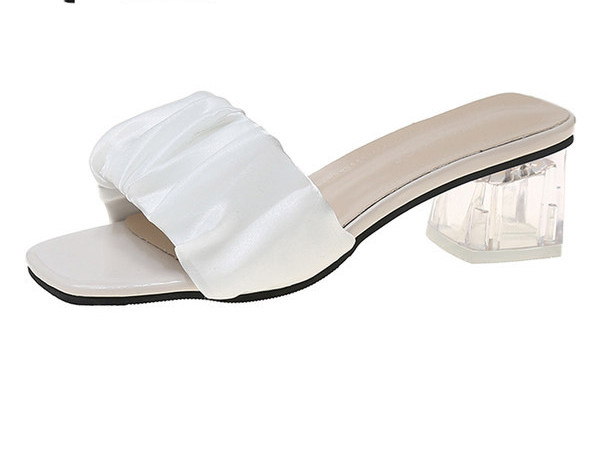 Γυναικείες παντόφλες με χοντρό διάφανο τακούνι και λουράκι με μαζεμένο αποτέλεσμα