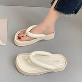 Naiste vabaaja sussid, millel on nahast rihmad üle varvaste