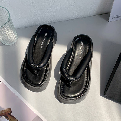 Naiste vabaaja sussid, millel on nahast rihmad üle varvaste