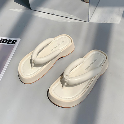 Naiste vabaaja sussid, millel on nahast rihmad üle varvaste