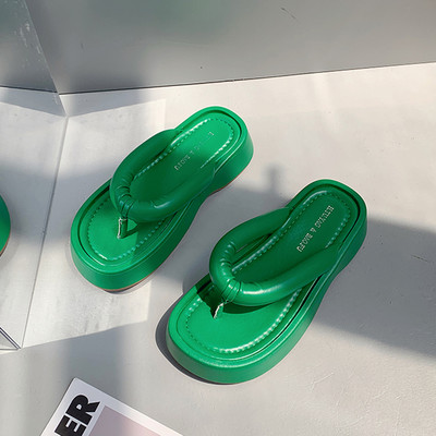 Naiste vabaaja sussid, millel on nahast rihmad üle varvaste