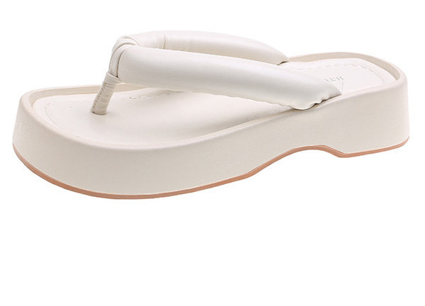 Naiste vabaaja sussid, millel on nahast rihmad üle varvaste