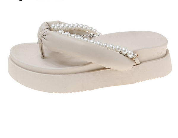 Novi model ženskih papuča s platformom i bisernim ukrasom