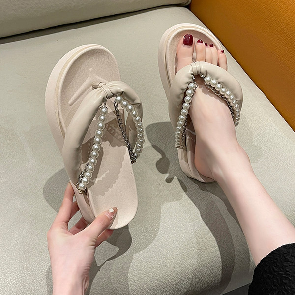 Novi model ženskih papuča s platformom i bisernim ukrasom