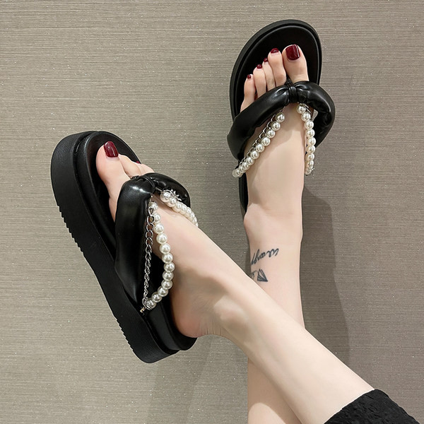 Novi model ženskih papuča s platformom i bisernim ukrasom