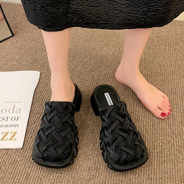 Нов модел чехли от текстил с груба подметка